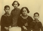Ananda Mahidol s rodinou